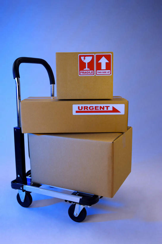 无人,竖图,室内,特写,白天,正面,静物,一辆,一排,阴影,蓝色背景,整齐,反射,包装,影子,纸箱,车,排列,三个,容器,手推车,箱子,交通工具,摄影,影棚,独轮车,堆,队列,载具,纸板箱,包装箱,彩图,影棚拍摄,拍摄