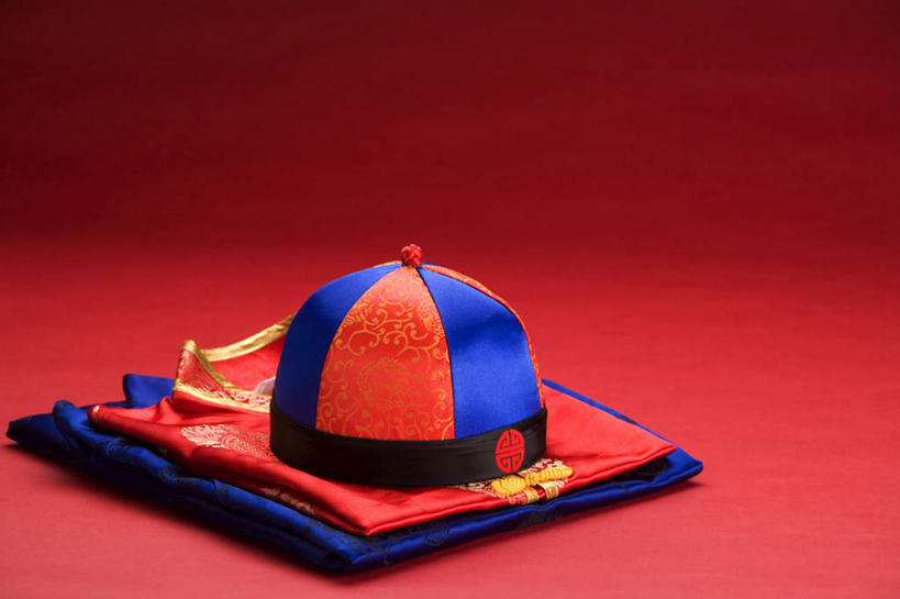 无人,横图,俯视,室内,特写,白天,民族服装,静物,帽子,阴影,红色背景,服装,反射,影子,礼帽,衣服,摄影,服饰,影棚,衣着,穿着,衣饰,彩图,高角度拍摄,影棚拍摄,传统服装,民俗服,拍摄,唐装