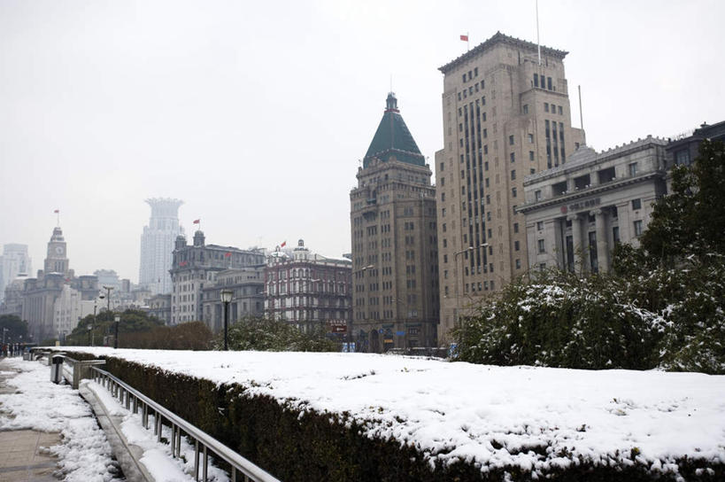 无人,高楼大厦,栏杆,横图,室外,白天,正面,旅游,度假,雪,植物,大雪,标志建筑,道路,地标,建筑,路,公路,旗帜,国旗,上海,中国,房顶,房屋,屋顶,屋子,积雪,雪景,冬季,冬天,公寓,建筑群,围栏,交通,娱乐,建设,护栏,楼房,住宅,树,树木,绿色,自然,享受,休闲,旅游胜地,放松,寒冷,生长,成长,浦西,严寒,旗,马路,彩图,房子,大楼,高层建筑,高楼