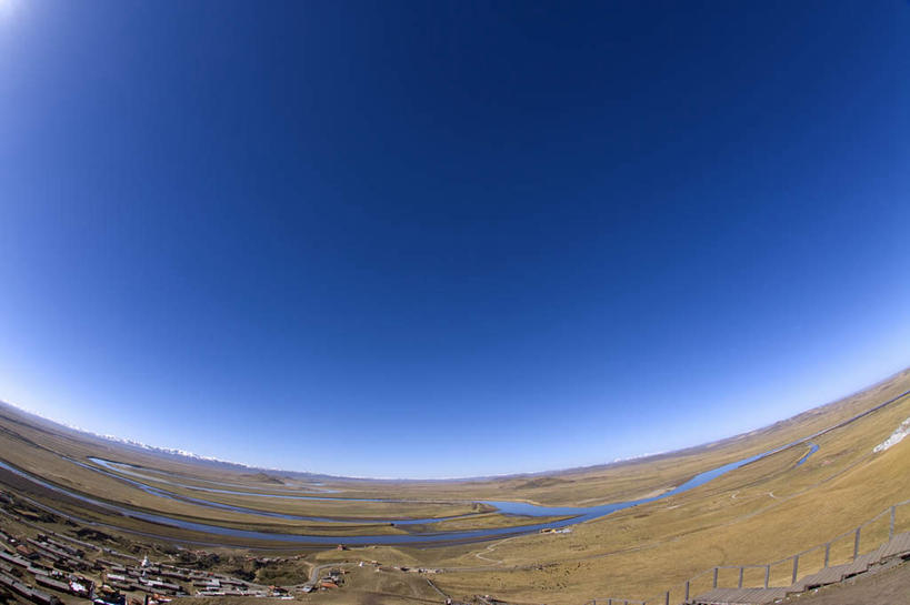 无人,横图,室外,白天,广角镜头,鱼眼镜头,仰视,旅游,度假,河流,美景,水,植物,中国,亚洲,阴影,枯萎,光线,影子,河水,景观,水流,枯草,娱乐,草,黄色,蓝色,蓝天,天空,阳光,自然,天,享受,休闲,景色,放松,四川省,晴朗,自然风光,东亚,四川,阿坝,万里无云,中华人民共和国,西南地区,阿坝藏族羌族自治州,阿坝州,川,晴空,晴空万里,彩图,低角度拍摄,第一湾,黄河第一湾,九曲黄河第一湾,若尔盖县,唐克乡