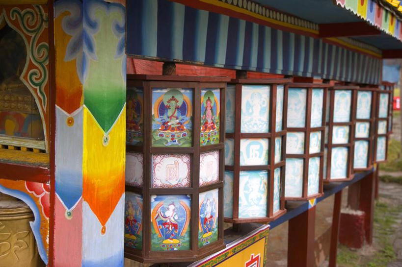 无人,横图,室外,特写,白天,正面,旅游,度假,美景,九寨沟,中国,亚洲,一排,许多,阴影,节日,整齐,装饰,光线,影子,墙,景观,文化,娱乐,墙壁,墙面,排列,阳光,自然,祈祷,享受,休闲,健康,景色,放松,许愿,宗教,信仰,四川省,纪念,华丽,修饰,祈求,点缀,队列,自然风光,东亚,转经筒,四川,转经轮,阿坝,中华人民共和国,西南地区,衬托,美观,雅致,雅观,玛尼轮,阿坝藏族羌族自治州,阿坝州,川,九寨沟县,九寨沟风景名胜区,漳扎镇,平安,彩图,九寨沟风景区,四川九寨沟风景名胜区