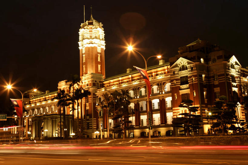 无人,横图,室外,夜晚,长时间曝光,仰视,旅游,度假,植物,窗户,标志建筑,道路,地标,建筑,路,路灯,夜景,公路,照明,台湾,中国,亚洲,一排,许多,阴影,朦胧,模糊,整齐,光线,影子,灯光,交通,娱乐,建设,玻璃窗,灯,树,树木,排列,绿色,自然,享受,休闲,旅游胜地,放松,生长,成长,照亮,照明设备,队列,曝光,东亚,台北,总统府,港澳台,中华人民共和国,省会,台北市,台湾省,中正区,台湾总统府,马路,彩图,低角度拍摄,台