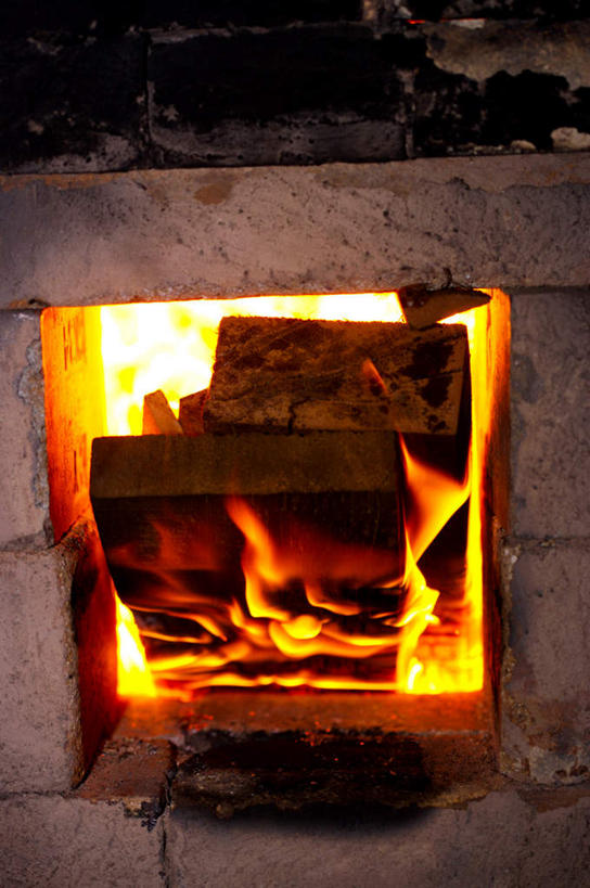 无人,竖图,室内,特写,白天,正面,热情,石头,壁炉,火,阴影,反射,火焰,木材,石子,影子,墙,燃烧,墙壁,墙面,木柴,取暖,木料,石块,岩石,彩图,取暖设备