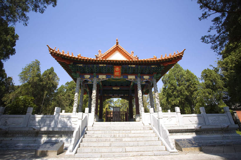 无人,栏杆,横图,室外,白天,仰视,旅游,度假,美景,名胜古迹,植物,楼梯,标志建筑,地标,建筑,雕塑,中国,亚洲,阴影,遗迹,艺术,装饰,光线,标志,雕刻,扶手,牌匾,文字,影子,字符,阶梯,亭子,景观,古迹,文化,文物,娱乐,标识,建设,古建筑,护栏,云南,台阶,树,树木,蓝色,绿色,蓝天,天空,阳光,自然,工艺品,凉亭,天,享受,休闲,汉字,旅游胜地,景色,放松,生长,晴朗,成长,纪念,美术,中文,自然风光,主题,陈列,古文明,东亚,云南省,建水,建水县,万里无云,中华人民共和国,西南地区,功能,美学,国文,华文,滇,红河,红河州,红河哈尼族彝族自治州,晴空,晴空万里,彩图,低角度拍摄