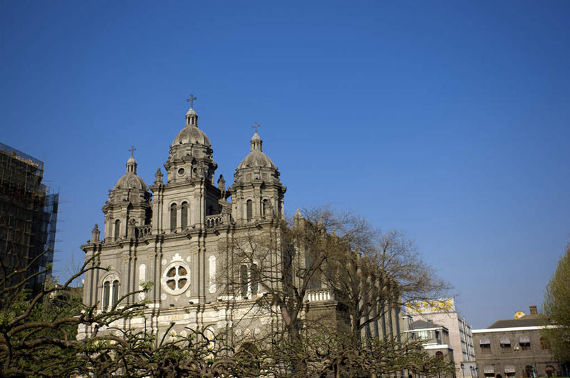 无人,教堂,横图,室外,白天,仰视,旅游,度假,名胜古迹,植物,标志建筑,地标,建筑,北京,中国,亚洲,阴影,节日,遗迹,光线,影子,首都,古迹,文化,文物,娱乐,建设,古建筑,树,树木,蓝色,绿色,蓝天,天空,阳光,自然,王府井,天,祈祷,享受,休闲,健康,旅游胜地,放松,许愿,宗教,信仰,生长,晴朗,成长,纪念,祈求,基督教,天主教,信念,古文明,东亚,万里无云,中华人民共和国,北京市,京,北平,华北地区,王府井大街,平安,晴空,晴空万里,彩图,低角度拍摄,大教堂,礼拜堂,东堂,王府井天主堂