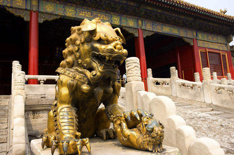 无人,故宫,宫殿,栏杆,横图,室外,白天,正面,旅游,度假,名胜古迹,楼梯,标志建筑,地标,建筑,哺乳动物,野生动物,狮子,雕塑,北京,中国,亚洲,辟邪,遗迹,艺术,装饰,雕刻,雕像,扶手,柱子,阶梯,墙,首都,古迹,文化,文物,娱乐,建设,古建筑,护栏,石雕,墙壁,墙面,台阶,动物,工艺品,石狮,紫禁城,祈祷,享受,休闲,健康,旅游胜地,放松,许愿,纪念,祈求,美术,权利,主题,凶猛,陈列,古文明,东亚,中华人民共和国,北京市,京,北平,华北地区,功能,美学,驱邪,祛邪,避邪,北京故宫博物院,守护神,残暴,平安,凶残,彩图
