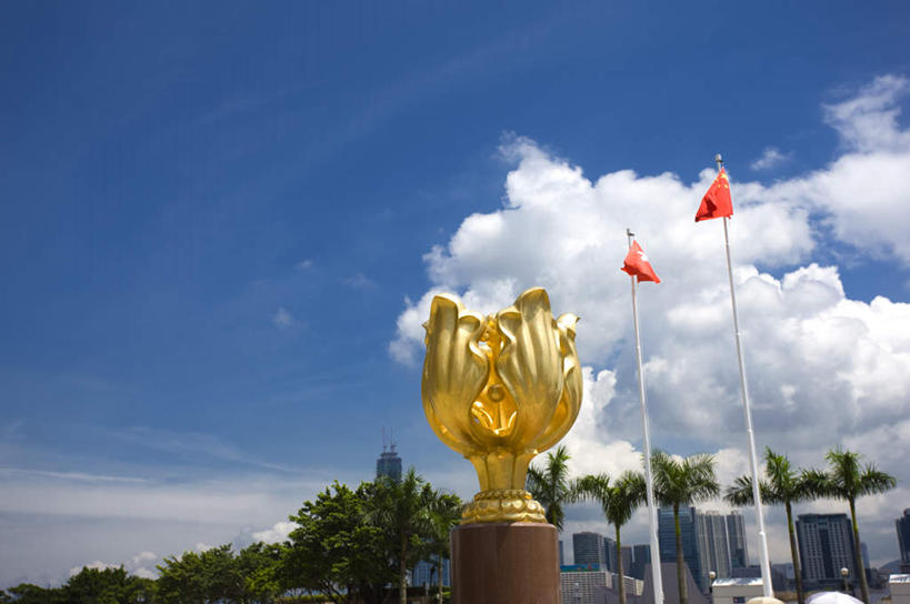 无人,横图,室外,白天,仰视,度假,美景,植物,城市风光,城市,棕榈树,旗帜,国旗,叶子,雕塑,香港,中国,亚洲,阴影,艺术,装饰,光线,雕刻,雕像,影子,景观,云,云朵,绿叶,云彩,娱乐,五星红旗,树,树木,蓝色,绿色,白云,蓝天,天空,阳光,自然,工艺品,天,享受,休闲,金色,嫩叶,景色,放松,生长,晴朗,成长,纪念,美术,港,富贵,主题,陈列,中国国旗,东亚,棕榈叶,忠诚,香港会议展览中心,湾仔,金紫荆广场,香港特别行政区,港澳台,中华人民共和国,功能,美学,富丽,名誉,荣华,湾仔区,金紫荆花广场,香港会展中心,香港金紫荆广场,叶,叶片,旗,晴空,彩图,低角度拍摄,红地五星旗,中华人民共和国国旗