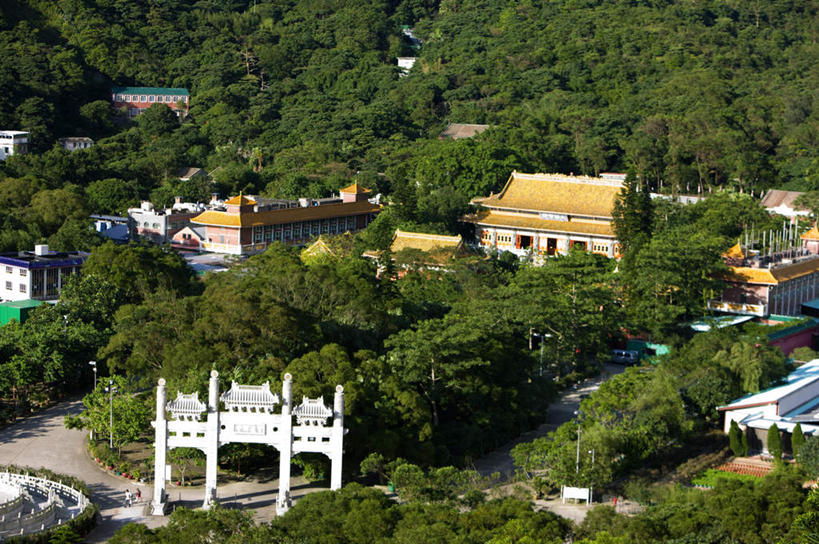 无人,寺庙,横图,俯视,室外,白天,旅游,度假,名胜古迹,森林,山,山脉,树林,植物,门,标志建筑,地标,建筑,香港,中国,亚洲,阴影,节日,遗迹,光线,瓦片,影子,屋顶,山峰,山峦,顶棚,瓦,古迹,文化,文物,娱乐,建设,古建筑,树,树木,绿色,阳光,自然,门框,庙宇,群山,祈祷,享受,休闲,健康,旅游胜地,放松,许愿,宗教,建造,佛教,信仰,生长,成长,纪念,祈求,港,古文明,东亚,屋瓦,大屿山,宝莲寺,香港特别行政区,港澳台,中华人民共和国,释教,宝莲禅寺,大濠岛,荃湾区,平安,彩图,高角度拍摄,庙,寺