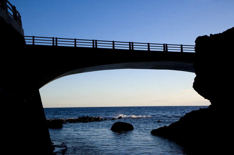 无人,栏杆,横图,室外,白天,仰视,旅游,度假,海浪,海洋,石头,美景,大桥,立交桥,桥梁,台湾,中国,亚洲,阴影,光线,石子,影子,景观,浪花,水平线,高架,围栏,斜拉桥,桥,辽阔,海平线,背光,娱乐,护栏,蓝色,蓝天,天空,阳光,自然,海水,天,享受,休闲,广阔,景色,放松,晴朗,一望无际,自然风光,绿岛,逆光,海景,东亚,台东县,万里无云,港澳台,中华人民共和国,台湾省,无边无际,一马平川,大海,风浪,海,海水的波动,近岸浪,石块,岩石,涌浪,晴空,晴空万里,彩图,低角度拍摄,火烧岛,绿岛乡,台东,水天相接,水天一线,台