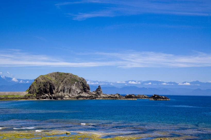 无人,横图,室外,白天,正面,旅游,度假,海浪,海洋,石头,美景,沙滩,山,山脉,台湾,中国,亚洲,阴影,光线,沙子,石子,影子,海岸,景观,浪花,山峰,悬崖,云,云朵,沙地,山峦,云彩,娱乐,蓝色,白云,蓝天,天空,阳光,自然,海水,群山,天,享受,休闲,景色,放松,晴朗,自然风光,绿岛,海景,东亚,台东县,港澳台,中华人民共和国,绝壁,台湾省,大海,风浪,海,海水的波动,海滩,近岸浪,石块,岩石,涌浪,晴空,彩图,火烧岛,绿岛乡,台东,台