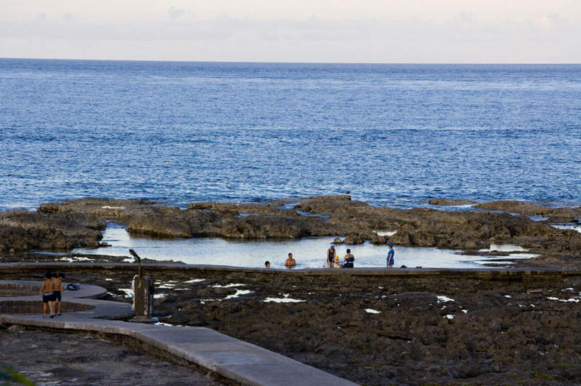 东方人,站,横图,俯视,室外,白天,旅游,度假,海浪,海洋,石头,美景,沙滩,温泉,雾,台湾,中国,亚洲,行人,游客,游人,阴影,沸腾,服装,光线,蒸汽,沙子,石子,影子,海岸,景观,浪花,水平线,辽阔,海平线,沙地,水蒸气,雾气,许多人,黄种人,娱乐,路人,旅客,衣服,蓝色,蓝天,天空,阳光,自然,海水,天,站着,一群人,享受,休闲,广阔,温暖,景色,放松,服饰,泉水,温和,晴朗,一望无际,气体,衣着,穿着,自然风光,绿岛,海景,东亚,台东县,万里无云,港澳台,中华人民共和国,蒸发,台湾省,衣饰,无边无际,一马平川,地热,过客,男人,男性,年轻男性,年轻女性,女人,女性,亚洲人,大海,风浪,海,海水的波动,海滩,近岸浪,石块,岩石,涌浪,晴空,晴空万里,站立,彩图,高角度拍摄,全身,火烧岛,绿岛乡,台东,水天相接,水天一线,台