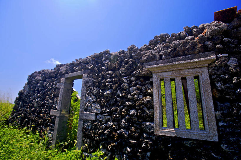 无人,家,横图,室外,白天,仰视,旅游,度假,草地,草坪,石头,美景,植物,门,台湾,中国,亚洲,阴影,光线,石子,影子,房屋,墙,屋子,景观,娱乐,楼房,墙壁,墙面,住宅,草,蓝色,绿色,蓝天,天空,阳光,自然,门框,天,享受,休闲,景色,放松,晴朗,自然风光,东亚,万里无云,港澳台,中华人民共和国,台湾省,石块,岩石,晴空,晴空万里,彩图,低角度拍摄,房子,澎湖群岛,台