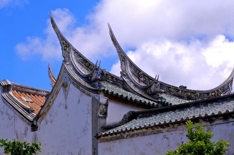 无人,家,横图,室外,白天,仰视,旅游,度假,植物,标志建筑,地标,建筑,台湾,中国,亚洲,阴影,光线,瓦片,影子,房屋,墙,屋顶,屋子,云,云朵,云彩,顶棚,瓦,娱乐,建设,楼房,墙壁,墙面,住宅,树,树木,蓝色,绿色,白云,蓝天,天空,阳光,自然,天,享受,休闲,旅游胜地,放松,建造,生长,晴朗,成长,东亚,屋瓦,港澳台,中华人民共和国,台湾省,晴空,彩图,低角度拍摄,房子,澎湖群岛,台