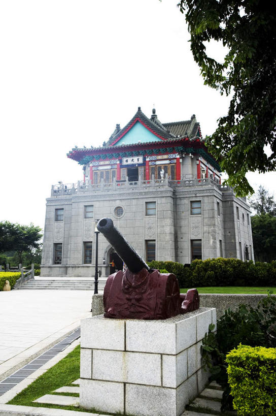 无人,竖图,室外,白天,仰视,旅游,度假,石头,植物,标志建筑,道路,地标,建筑,路,台湾,中国,亚洲,环保,石子,堡垒,城堡,墙,小路,防护,交通,娱乐,建设,墙壁,墙面,树,树木,绿色,自然,享受,休闲,旅游胜地,放松,生长,成长,要塞,美好,美妙,间隔,东亚,港澳台,中华人民共和国,美观,雅观,台湾省,设防,绿篱,生篱,树篱,植篱,石块,彩图,低角度拍摄,金门,金门县,莒光楼,台