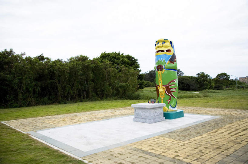 无人,横图,室外,白天,正面,旅游,度假,草地,草坪,植物,哺乳动物,野生动物,狮子,雕塑,台湾,中国,亚洲,阴影,艺术,装饰,光线,雕刻,雕像,影子,云,云朵,云彩,娱乐,石雕,草,树,树木,蓝色,绿色,白云,蓝天,天空,阳光,自然,动物,工艺品,天,享受,休闲,放松,生长,晴朗,成长,纪念,美术,主题,凶猛,陈列,东亚,港澳台,中华人民共和国,功能,美学,台湾省,残暴,凶残,晴空,彩图,全身,金门,金门县,风狮,风狮爷,石狮公,石狮爷,台