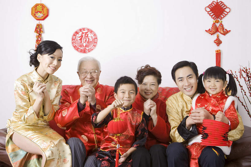 东方人,儿童,老年人,夫妻,母亲,父亲,女儿,祖母,祖父,三代同堂,客厅,坐,抱,笑,微笑,露齿笑,横图,室内,白天,正面,民族服装,爱情,纯洁,沙发,春节,亚洲,吊挂,悬挂,服装,节日,庆祝,艺术,眼镜,手工艺品,墙,许多人,浪漫,挂,注视,黄种人,文化,祖孙三代,墙壁,墙面,小孩,衣服,红色,白色,工艺品,中国结,观察,看,一群人,庆典,温暖,温馨,父女,母女,恩爱,父爱,可爱,母爱,童年,童趣,恋人,服饰,奶奶,爷爷,抱着,观看,纪念,祖孙,老花镜,和睦,察看,起居室,高雅,搂着,衣着,穿着,关注,饰物,布艺沙发,童真,烂漫,无邪,外婆,外孙女,外祖母,外公,外祖父,外孙,外孙子,自信心,品位,衣饰,客堂,远视眼镜,天真,老年男性,老年女性,男孩,男人,男性,年轻男性,年轻女性,女孩,女人,女性,亚洲人,孩子,年轻人,夫妇,情侣,全家福,孙女,孙子,搂,搂抱,坐着,半身,彩图,传统服装,民俗服,拜年,贺年,伴侣,唐装,融洽,男生,女生,爸爸,多代同堂,妈妈