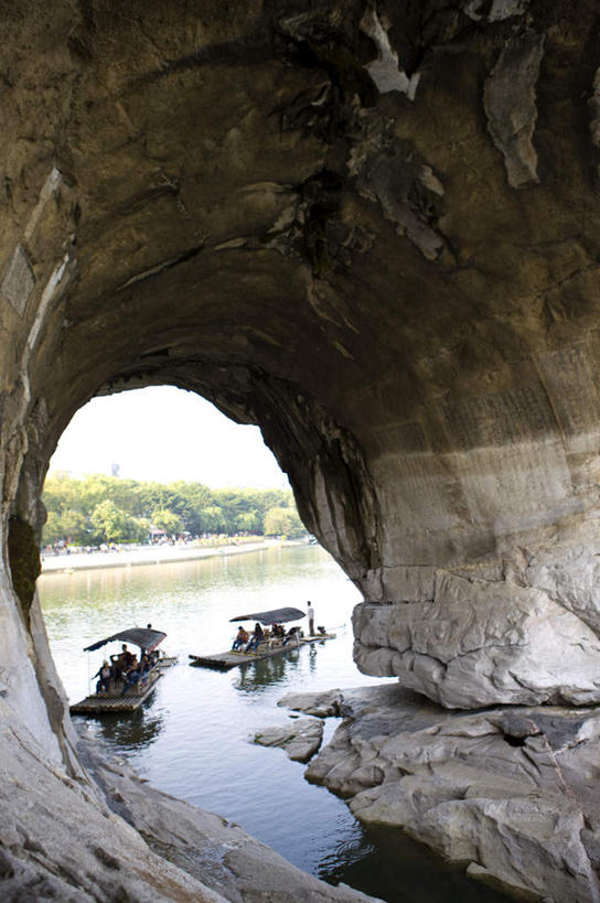 东方人,坐,竖图,室外,白天,正面,旅游,度假,河流,石头,美景,山,山脉,水,植物,船,桂林,中国,亚洲,行人,游客,游人,服装,石子,墙,河水,景观,山峰,水流,拱门,木船,山峦,许多人,注视,休闲装,黄种人,娱乐,路人,旅客,墙壁,墙面,树,树木,衣服,绿色,倒影,自然,交通工具,群山,观察,看,一群人,享受,休闲,休闲服,景色,放松,服饰,洞穴,生长,成长,观看,广西,察看,倒映,舟,关注,自然风光,载具,东亚,象鼻山,漓江,广西壮族自治区,中华人民共和国,桂林市,桂,华南地区,洞窟,窟窿,反照,过客,沉水山,漓山,桃花江,仪山,男人,男性,年轻男性,年轻女性,女人,女性,亚洲人,石块,坐着,彩图,全身