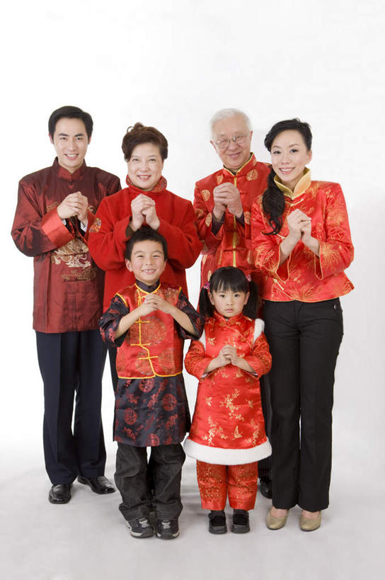 东方人,儿童,老年人,夫妻,母亲,父亲,女儿,祖母,祖父,三代同堂,站,笑,微笑,露齿笑,竖图,室内,白天,白色背景,正面,民族服装,爱情,纯洁,春节,亚洲,服装,节日,庆祝,许多人,浪漫,注视,黄种人,文化,祖孙三代,小孩,衣服,观察,看,站着,一群人,庆典,温暖,温馨,父女,母女,恩爱,父爱,可爱,母爱,童年,童趣,恋人,摄影,服饰,影棚,奶奶,爷爷,观看,纪念,祖孙,和睦,察看,衣着,穿着,关注,童真,烂漫,无邪,外婆,外孙女,外祖母,外公,外祖父,外孙,外孙子,衣饰,天真,老年男性,老年女性,男孩,男人,男性,年轻男性,年轻女性,女孩,女人,女性,亚洲人,孩子,年轻人,夫妇,情侣,全家福,孙女,孙子,站立,彩图,全身,影棚拍摄,传统服装,民俗服,拍摄,拜年,贺年,伴侣,融洽,男生,女生,爸爸,多代同堂,妈妈