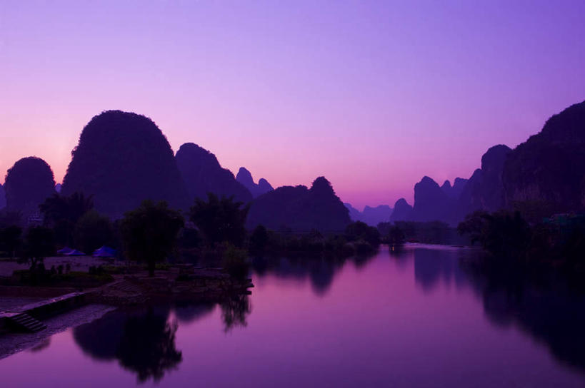 无人,横图,室外,白天,正面,旅游,度假,河流,石头,美景,日落,山,山脉,水,植物,桂林,中国,亚洲,阴影,光线,石子,影子,河水,景观,山顶,山峰,水流,晚霞,霞光,落日,山峦,背光,娱乐,树,树木,绿色,倒影,阳光,自然,黄昏,群山,享受,休闲,景色,彩霞,放松,生长,成长,广西,倒映,自然风光,逆光,东亚,沉积岩,漓江,阳朔,广西壮族自治区,中华人民共和国,桂林市,桂,华南地区,颠峰,极峰,夕照,反照,水成岩,阳朔县,石块,岩石,夕阳,彩图,遇龙河,斜阳