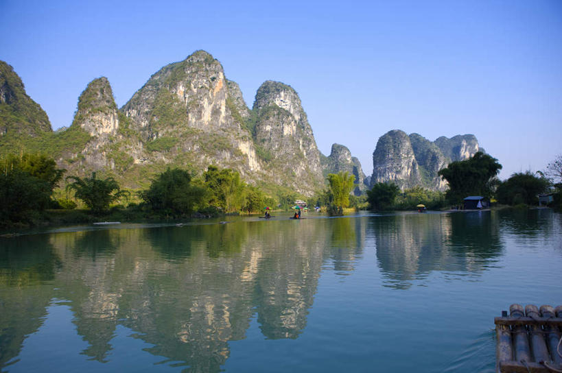 无人,横图,室外,白天,正面,旅游,度假,河流,石头,美景,山,山脉,水,植物,桂林,中国,亚洲,一排,阴影,竹制,整齐,编织,光线,石子,影子,竹排,河水,景观,山顶,山峰,水流,运输工具,山峦,娱乐,竹筏,树,树木,排列,蓝色,绿色,倒影,蓝天,天空,阳光,自然,交通工具,群山,天,享受,休闲,景色,放松,生长,晴朗,成长,广西,竹条,花岗岩,倒映,竹制品,队列,自然风光,载具,东亚,漓江,阳朔,万里无云,广西壮族自治区,中华人民共和国,桂林市,桂,华南地区,火成岩,岩浆岩,颠峰,极峰,反照,水上交通工具,阳朔县,石块,岩石,晴空,晴空万里,彩图,遇龙河