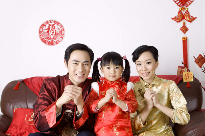 东方人,儿童,三个人,家庭,夫妻,母亲,父亲,女儿,客厅,站,坐,笑,微笑,露齿笑,横图,室内,白天,正面,民族服装,爱情,纯洁,沙发,春节,亚洲,服装,节日,庆祝,艺术,纸艺,手工艺品,墙,浪漫,注视,黄种人,文化,墙壁,墙面,小孩,衣服,白色,纸制品,工艺品,剪纸,中国结,观察,看,站着,庆典,温暖,温馨,父女,母女,三口之家,一家人,恩爱,父爱,可爱,母爱,童年,童趣,恋人,服饰,观看,纪念,和睦,察看,起居室,高雅,衣着,穿着,关注,饰物,童真,烂漫,无邪,窗花,自信心,品位,剪画,刻纸,衣饰,客堂,天真,男人,男性,年轻男性,年轻女性,女孩,女人,女性,亚洲人,孩子,年轻人,夫妇,情侣,站立,坐着,半身,彩图,传统服装,民俗服,拜年,贺年,伴侣,唐装,融洽,女生,皮沙发