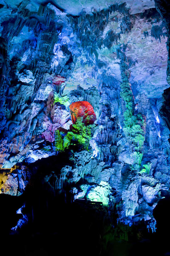 无人,竖图,彩色,室外,白天,正面,旅游,度假,石头,美景,山,山脉,霓虹灯,桂林,中国,亚洲,阴影,光线,影子,墙,景观,山峰,灯光,七彩,山峦,娱乐,光源,霓虹,墙壁,墙面,灯,自然,群山,享受,休闲,景色,放松,洞穴,广西,照明设备,自然风光,东亚,钟乳石,石钟乳,广西壮族自治区,中华人民共和国,桂林市,桂,华南地区,氖灯,洞窟,窟窿,石块,岩石,彩图,芦笛岩