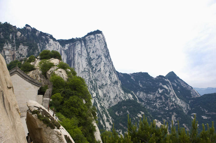 无人,横图,室外,白天,正面,旅游,度假,华山,石头,美景,山,山脉,植物,中国,亚洲,阴影,光线,石子,影子,景观,山峰,云,云朵,山峦,云彩,娱乐,树,树木,蓝色,绿色,白云,蓝天,天空,阳光,自然,群山,天,享受,休闲,景色,放松,生长,晴朗,成长,自然风光,东亚,陕西,陕西省,中华人民共和国,西北地区,陕,渭南,渭南市,奇险天下第一山,西岳,西岳华山,石块,岩石,晴空,彩图,五岳之一