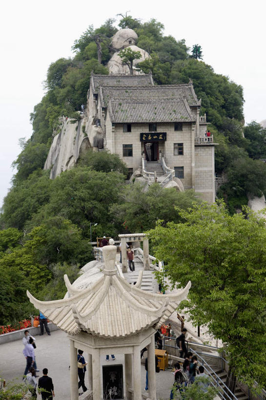 东方人,寺庙,走,竖图,俯视,室外,白天,旅游,度假,华山,名胜古迹,山,山脉,树林,植物,标志建筑,地标,建筑,中国,亚洲,行人,游客,游人,阴影,服装,节日,遗迹,光线,影子,山峰,山峦,许多人,注视,休闲装,黄种人,古迹,文化,文物,娱乐,建设,古建筑,路人,旅客,树,树木,衣服,蓝色,绿色,蓝天,天空,阳光,自然,庙宇,群山,天,观察,看,祈祷,一群人,享受,休闲,健康,休闲服,旅游胜地,放松,许愿,宗教,服饰,佛教,信仰,生长,晴朗,成长,观看,纪念,祈求,察看,关注,古文明,东亚,陕西,陕西省,万里无云,中华人民共和国,西北地区,陕,渭南,渭南市,释教,过客,平安,男人,男性,年轻男性,年轻女性,女人,女性,亚洲人,奇险天下第一山,西岳,西岳华山,晴空,晴空万里,步行,散步,走路,半身,彩图,高角度拍摄,庙,寺,五岳之一