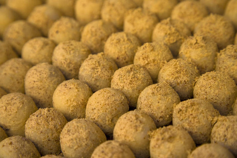 无人,横图,俯视,室内,特写,白天,许多,阴影,反射,影子,肉,丸子,肉类,肉丸,排列,肉食,摆列,彩图,高角度拍摄,布列,分列