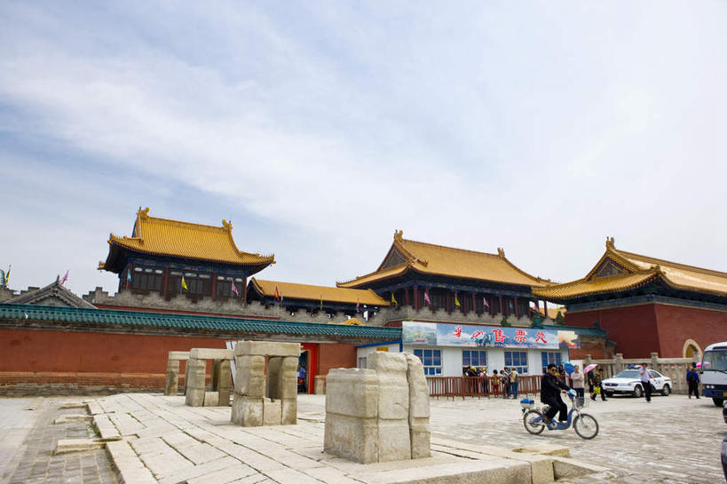 东方人,一个人,寺庙,坐,横图,室外,白天,仰视,旅游,度假,华山,名胜古迹,标志建筑,地标,建筑,自行车,汽车,中国,亚洲,仅一个男性,仅一个人,仅一个中年男性,握,阴影,服装,节日,遗迹,光线,影子,云,云朵,建筑群,燃烧,云彩,注视,休闲装,黄种人,古迹,文化,文物,娱乐,建设,古建筑,车,衣服,蓝色,白云,蓝天,天空,阳光,香火,庙宇,交通工具,轿车,天,观察,看,祈祷,骑车,享受,休闲,健康,休闲服,旅游胜地,放松,握着,许愿,宗教,服饰,信仰,晴朗,观看,纪念,祈求,察看,关注,载具,古文明,东亚,陕西,陕西省,中华人民共和国,西北地区,陕,渭南,渭南市,平安,男人,男性,中年男性,亚洲人,奇险天下第一山,西岳,西岳华山,晴空,坐着,彩图,低角度拍摄,全身,庙,寺,五岳之一