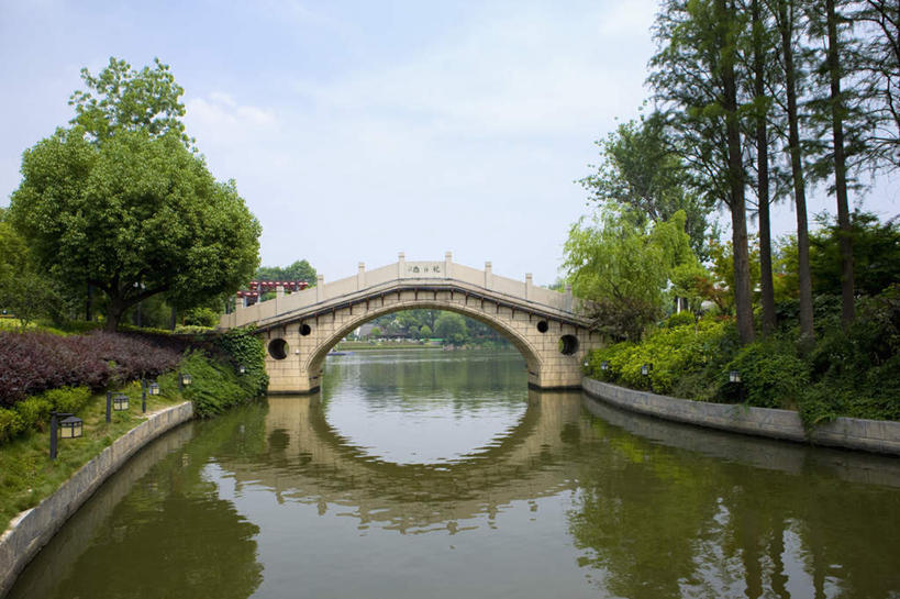 无人,横图,室外,白天,正面,旅游,度假,河流,石头,美景,水,植物,南京,中国,亚洲,阴影,光线,石子,影子,河水,景观,水流,云,云朵,桥,云彩,娱乐,江苏,石桥,拱桥,栈桥,树,树木,蓝色,绿色,白云,蓝天,天空,阳光,自然,天,享受,休闲,景色,放松,拱形,生长,晴朗,成长,人行桥,夫子庙,石拱桥,自然风光,东亚,江苏省,南京市,中华人民共和国,华东地区,苏,省会,南京夫子庙,石头城,石块,晴空,彩图