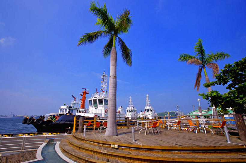 无人,码头,横图,室外,白天,仰视,度假,美景,植物,楼梯,城市风光,城市,港口,轮船,船,棕榈树,叶子,椅子,台湾,中国,亚洲,停靠,阴影,光线,影子,阶梯,景观,绿叶,娱乐,台阶,树,树木,蓝色,绿色,蓝天,天空,阳光,自然,交通工具,天,享受,休闲,嫩叶,景色,放松,生长,晴朗,成长,停泊,载具,东亚,棕榈叶,游艇码头,高雄市,万里无云,渔人码头,港澳台,中华人民共和国,台湾省,高雄,叶,叶片,晴空,晴空万里,椰子树,彩图,低角度拍摄,摆渡口,埠头,渡口,渡头,港湾,海港,口岸,鼓山区,高雄港渔人码头,台