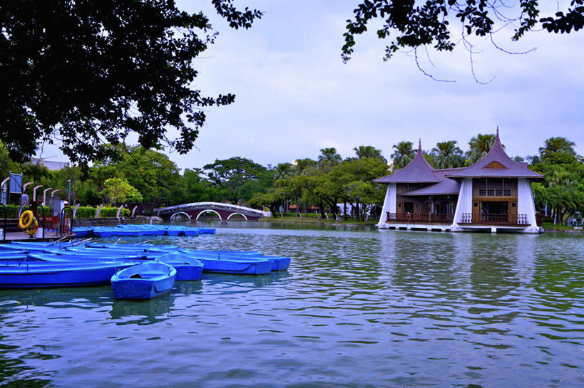 无人,横图,室外,白天,正面,旅游,度假,草地,草坪,河流,美景,水,植物,台湾,中国,亚洲,阴影,光线,影子,亭子,河水,景观,水流,云,云朵,云彩,娱乐,草,树,树木,蓝色,绿色,白云,蓝天,天空,阳光,自然,天,享受,休闲,景色,放松,生长,晴朗,成长,自然风光,东亚,台中公园,港澳台,中华人民共和国,中山公园,台湾省,台中,台中市,晴空,彩图,台