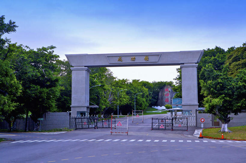 无人,横图,室外,白天,正面,旅游,度假,草地,草坪,植物,标志建筑,道路,地标,建筑,路,人行横道,公路,台湾,中国,亚洲,阴影,光线,影子,人行道,交通,娱乐,建设,草,树,树木,蓝色,绿色,蓝天,天空,阳光,自然,天,享受,休闲,旅游胜地,放松,生长,晴朗,成长,人行横道线,东亚,万里无云,港澳台,中华人民共和国,台湾省,台中,台中市,晴空,晴空万里,斑马线,马路,彩图,乌日乡,台