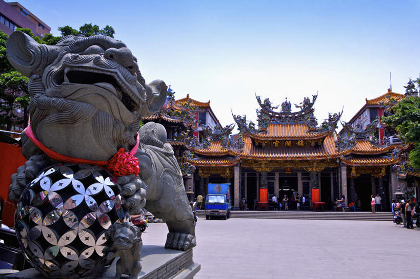 无人,横图,室外,白天,正面,旅游,度假,名胜古迹,标志建筑,地标,建筑,哺乳动物,野生动物,狮子,雕塑,台湾,中国,亚洲,阴影,辟邪,朦胧,模糊,遗迹,艺术,装饰,光线,雕刻,雕像,瓦片,影子,屋顶,顶棚,瓦,古迹,文化,文物,娱乐,建设,古建筑,石雕,蓝色,蓝天,天空,阳光,动物,工艺品,石狮,天,祈祷,享受,休闲,健康,旅游胜地,放松,许愿,建造,晴朗,纪念,祈求,美术,主题,凶猛,陈列,古文明,东亚,屋瓦,万里无云,港澳台,中华人民共和国,功能,美学,驱邪,祛邪,避邪,台湾省,台中,台中市,守护神,残暴,平安,凶残,晴空,晴空万里,彩图,镇澜宫,大甲区,台