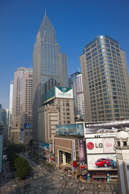 东方人,高楼大厦,站,走,竖图,室外,白天,仰视,度假,安全,美景,城市风光,城市,大厦,道路,建筑,路,路灯,摩天大楼,人行横道,公路,照明,重庆,中国,亚洲,行人,游客,游人,阴影,服装,光线,影子,景观,红绿灯,人行道,灯光,信号灯,交通,许多人,注视,休闲装,黄种人,娱乐,路人,旅客,灯,衣服,蓝色,蓝天,天空,阳光,天,观察,看,站着,一群人,享受,休闲,休闲服,景色,放松,警示,服饰,晴朗,观看,照亮,察看,照明设备,关注,提示,人行横道线,流通,东亚,交通信号灯,万里无云,行人信号灯,中华人民共和国,西南地区,重庆市,渝,过客,男人,男性,女人,女性,中年男性,中年女性,亚洲人,晴空,晴空万里,斑马线,马路,步行,散步,站立,走路,半身,彩图,低角度拍摄,大楼,高层建筑,高楼,摩天楼