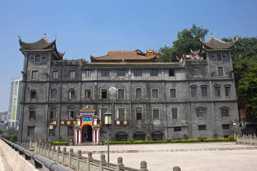 无人,寺庙,栏杆,横图,室外,白天,正面,旅游,度假,草地,草坪,名胜古迹,植物,标志建筑,地标,建筑,路灯,照明,重庆,中国,亚洲,阴影,节日,遗迹,光线,影子,围栏,灯光,燃烧,古迹,文化,文物,娱乐,建设,古建筑,护栏,灯,草,树,树木,蓝色,绿色,蓝天,天空,阳光,自然,香火,庙宇,天,祈祷,享受,休闲,健康,旅游胜地,放松,许愿,宗教,信仰,生长,晴朗,成长,纪念,祈求,照亮,照明设备,古文明,东亚,万里无云,南滨路,中华人民共和国,西南地区,重庆市,渝,南岸区,平安,晴空,晴空万里,彩图,庙,寺,滨江路