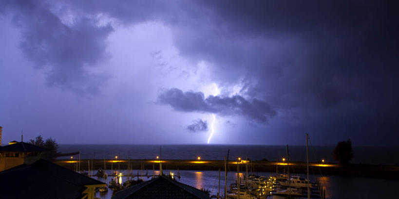 无人,横图,全景,室外,夜晚,正面,度假,海浪,海洋,石头,美景,日落,天际线,城市风光,城市,轮船,夜景,船,马来西亚,亚洲,阴影,光线,石子,影子,景观,浪花,水平线,晚霞,霞光,落日,天桥,桥,辽阔,灯光,海平线,娱乐,天空,海水,黄昏,交通工具,天,享受,休闲,广阔,景色,彩霞,放松,东南亚,人行桥,一望无际,载具,海景,马六甲海峡,无边无际,一马平川,夕照,马来西亚联邦,大海,风浪,海,海水的波动,近岸浪,石块,涌浪,夕阳,彩图,水天相接,水天一线,斜阳