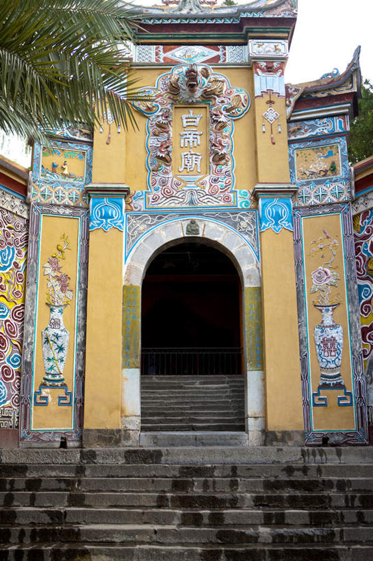 无人,竖图,室外,白天,仰视,旅游,度假,美景,名胜古迹,树林,植物,楼梯,门,标志建筑,地标,建筑,雕塑,长江三峡,重庆,中国,亚洲,遗迹,艺术,装饰,标志,雕刻,牌匾,文字,字符,阶梯,景观,拱门,古迹,文化,文物,娱乐,标识,建设,古建筑,台阶,树,树木,绿色,自然,工艺品,门框,享受,休闲,汉字,旅游胜地,景色,放松,生长,成长,纪念,美术,中文,自然风光,主题,陈列,古文明,东亚,湖北,湖北省,中华人民共和国,西南地区,功能,美学,国文,华文,重庆市,渝,奉节县,巫山县,华中地区,鄂,宜昌,宜昌市,恩施,恩施州,恩施土家族苗族自治州,巴东县,彩图,低角度拍摄,白帝城,瞿塘峡,夔峡,南津关,秭归,秭归县