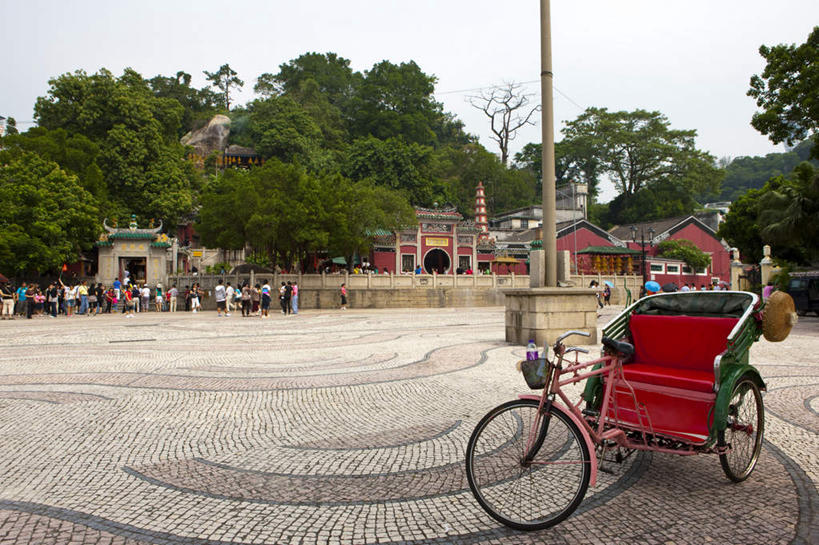 东方人,寺庙,站,横图,室外,白天,正面,旅游,度假,名胜古迹,山,山脉,树林,植物,标志建筑,地标,建筑,澳门,中国,亚洲,行人,游客,游人,阴影,服装,节日,遗迹,光线,影子,山峰,黄包车,山峦,许多人,燃烧,黄种人,古迹,文化,文物,娱乐,建设,古建筑,路人,旅客,车,树,树木,衣服,蓝色,绿色,蓝天,天空,阳光,自然,香火,庙宇,交通工具,人力车,群山,天,祈祷,站着,一群人,享受,休闲,健康,旅游胜地,放松,许愿,宗教,服饰,信仰,生长,晴朗,成长,纪念,祈求,衣着,穿着,载具,古文明,东亚,妈祖阁,妈阁庙,万里无云,港澳台,中华人民共和国,澳门特别行政区,澳,衣饰,过客,平安,男人,男性,年轻男性,年轻女性,女人,女性,亚洲人,晴空,晴空万里,站立,彩图,全身,庙,寺