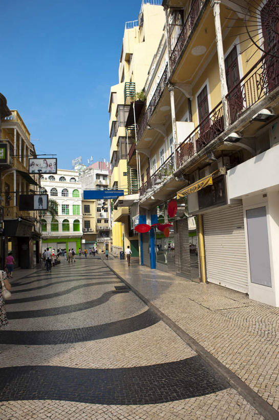 东方人,家,商店,广场,走,竖图,室外,白天,正面,购物,旅游,度假,消费,名胜古迹,标志建筑,超市,道路,地标,建筑,路,商场,澳门,中国,亚洲,行人,游客,游人,阴影,服装,遗迹,光线,影子,房屋,屋子,公寓,小路,交通,许多人,黄种人,古迹,文物,娱乐,建设,古建筑,洋房,楼房,路人,旅客,住宅,衣服,蓝色,蓝天,天空,阳光,天,一群人,享受,休闲,旅游胜地,放松,金融,百货,服饰,晴朗,衣着,穿着,选购,贸易,百货公司,古文明,东亚,万里无云,港澳台,中华人民共和国,血拼,澳门特别行政区,澳,衣饰,过客,男人,男性,年轻男性,年轻女性,女人,女性,亚洲人,晴空,晴空万里,步行,散步,走路,彩图,全身,房子,购物商场,购物中心,商业中心,议事亭前地