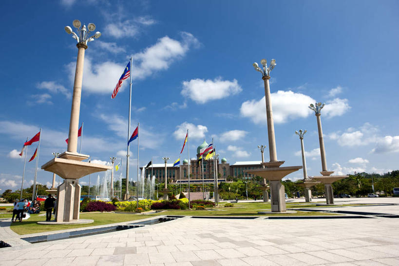 东方人,家,横图,室外,白天,仰视,旅游,度假,草地,草坪,植物,标志建筑,地标,建筑,路灯,旗帜,照明,马来西亚,亚洲,行人,游客,游人,阴影,服装,光线,影子,房屋,屋子,云,云朵,公寓,灯光,首都,许多人,云彩,黄种人,娱乐,旗子,建设,洋房,楼房,路人,旅客,住宅,灯,草,树,树木,衣服,蓝色,绿色,白云,蓝天,天空,阳光,自然,天,一群人,享受,休闲,旅游胜地,放松,服饰,东南亚,生长,晴朗,成长,照亮,衣着,照明设备,穿着,布城,旌旗,旗号,衣饰,马来西亚联邦,过客,男人,男性,年轻男性,年轻女性,女人,女性,亚洲人,晴空,彩图,低角度拍摄,全身,房子,太子城