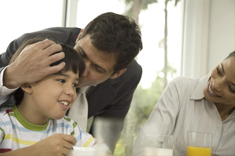 果汁,西方人,儿童,三个人,家庭,夫妻,母亲,父亲,儿子,站,坐,闭眼,抱,笑,吻,微笑,露齿笑,横图,室内,白天,正面,衬衫,西装,爱情,纯洁,窗户,柑橘,杯子,欧洲,欧洲人,套装,服装,正装,朦胧,模糊,橙汁,领带,饮品,浪漫,扭头,注视,休闲装,职业装,玻璃窗,玻璃制品,饮料,小孩,衣服,水杯,观察,看,站着,转头,休闲,温暖,温馨,父子,母子,三口之家,一家人,休闲服,恩爱,父爱,可爱,母爱,童年,童趣,恋人,服饰,抱着,观看,和睦,察看,搂着,关注,可口,童真,烂漫,无邪,适口,天真,男孩,男人,男性,年轻女性,女人,女性,中年男性,白种人,孩子,年轻人,夫妇,情侣,玻璃杯,橘子,桔子,橙子,橙,闭眼睛,闭着眼,闭着眼睛,搂,搂抱,亲,亲吻,站立,坐着,半身,彩图,衬衣,伴侣,融洽,男生