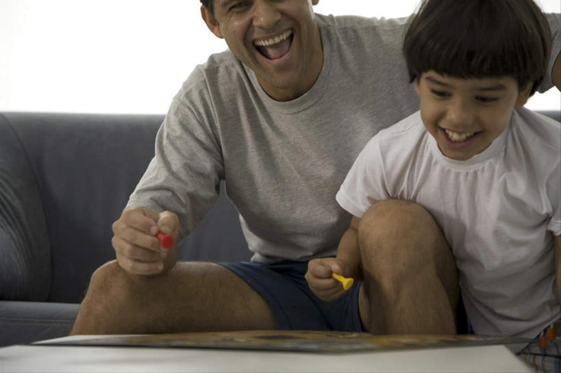 西方人,儿童,中年人,两个人,家庭,父亲,儿子,客厅,坐,笑,微笑,露齿笑,横图,室内,白天,正面,游戏,纯洁,窗户,沙发,桌面,桌子,欧洲,欧洲人,握,服装,木制,拿,玩,拿着,注视,休闲装,娱乐,玻璃窗,小孩,衣服,木制品,低头,观察,看,休闲,温暖,温馨,父子,一家人,休闲服,父爱,可爱,童年,童趣,握着,服饰,观看,活动,和睦,察看,起居室,发泄,关注,消遣,智力,布艺沙发,童真,烂漫,无邪,宣泄,客堂,天真,男孩,男人,男性,中年男性,白种人,孩子,玩耍,嬉戏,坐着,半身,彩图,融洽,男生