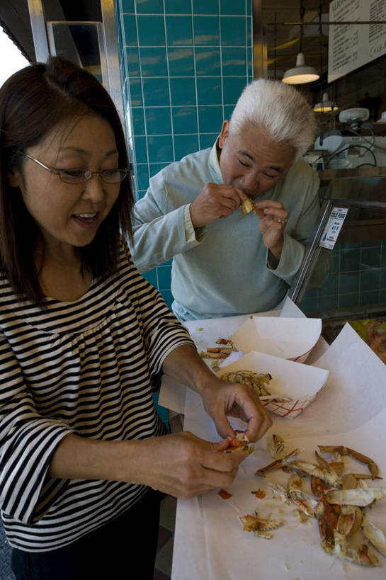 海鲜,蟹,东方人,西方人,中年人,两个人,家庭,夫妻,餐厅,坐,吃,竖图,室内,白天,正面,爱情,餐桌,桌子,欧洲,欧洲人,亚洲,握,服装,螃蟹,浪漫,拿,拿着,注视,休闲装,黄种人,水产,海洋生物,衣服,低头,观察,看,休闲,温暖,温馨,一家人,休闲服,恩爱,握着,恋人,服饰,餐台,观看,和睦,察看,关注,水生动物,海产品,水生物,海底动物,男人,男性,女人,女性,中年男性,中年女性,白种人,亚洲人,夫妇,情侣,嚼,食,坐着,半身,彩图,餐馆,饭店,饭馆,伴侣,融洽