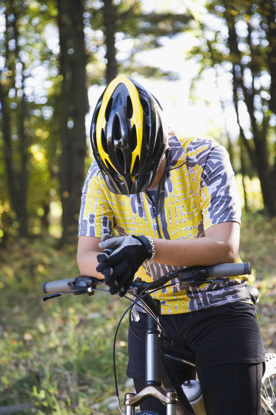 西方人,一个人,坐,竖图,室外,白天,正面,运动服,安全,草地,草坪,植物,自行车,帽子,欧洲,欧洲人,仅一个男性,仅一个人,握,服装,朦胧,模糊,头盔,防护,山地车,车,脚踏车,草,树,树木,仅一个年轻男性,衣服,绿色,自然,安全帽,手套,交通工具,低头,握着,服饰,生长,成长,保护,衣着,穿着,载具,保险,山地自行车,保全,周全,安稳,安定,防护手套,衣饰,平安,男人,男性,年轻男性,白种人,坐着,半身,彩图,运动装