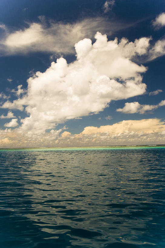 无人,竖图,室外,白天,正面,旅游,度假,海浪,海洋,美景,景观,浪花,水平线,云,云朵,辽阔,海平线,云彩,娱乐,蓝色,白云,蓝天,天空,自然,海水,天,享受,休闲,广阔,景色,放松,晴朗,一望无际,自然风光,大洋洲,海景,塔希提岛,法属波利尼西亚,社会群岛,大溪地,法属玻利尼西亚,塔西提岛,无边无际,一马平川,大海,风浪,海,海水的波动,近岸浪,涌浪,晴空,彩图,水天相接,水天一线