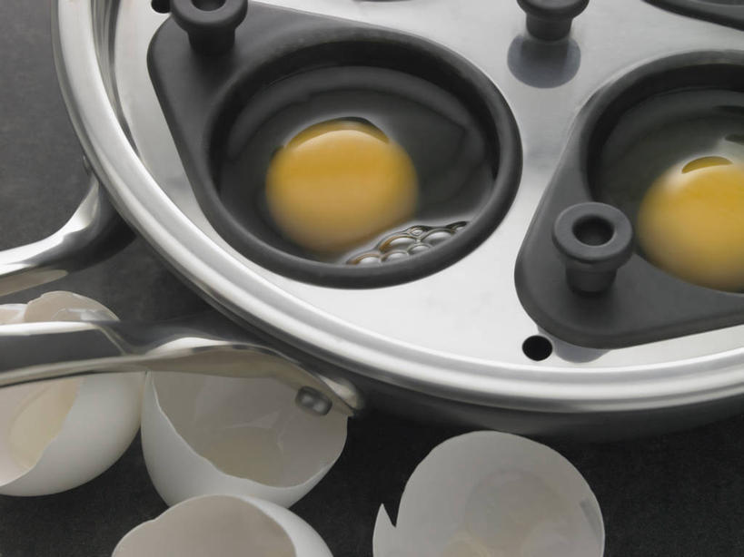 无人,横图,俯视,室内,特写,白天,烹饪,餐桌,桌子,厨具,阴影,朦胧,模糊,反射,影子,蛋,蛋白,蛋黄,鸡蛋,破坏,破损,容器,餐台,模具,储藏,损坏,储存,烹饪用具,草鸡蛋,卵,烹调用具,烹调,彩图,高角度拍摄,贮存