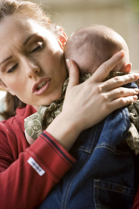 西方人,婴儿,儿童,中年人,背部,两个人,家庭,母亲,坐,闭眼,抱,哭,竖图,室外,白天,正面,婴儿服装,纯洁,欧洲,欧洲人,阴影,服装,裤子,光线,影子,休闲装,小孩,衣服,阳光,休闲,温暖,温馨,一家人,休闲服,背带裤,可爱,母爱,童年,童趣,搭,眼泪,服饰,活泼,抱着,安慰,和睦,抚慰,搂着,慰藉,泪水,搭着,宝宝,童真,纯真,烂漫,无邪,母婴,劝慰,饭单裤,工装裤,伶俐,天真,女人,女性,中年女性,白种人,孩子,闭眼睛,闭着眼,闭着眼睛,搂,搂抱,坐着,半身,彩图,婴儿服,哭泣,哭啼,融洽