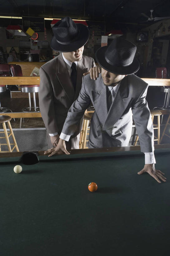 东方人,两个人,伙伴,朋友,酒吧,栏杆,站,竖图,室内,白天,正面,衬衫,西装,友谊,合作,团队,台球,帽子,椅子,亚洲,撑,弯腰,撞球,套装,正装,球杆,围栏,领带,注视,职业装,礼帽,黄种人,运动器械,护栏,彩球,低头,观察,看,站着,健身器械,战略,观看,吧椅,察看,台球桌,撑着,罪犯,关注,健身器材,斯诺克,弯身,联合,合谋,吧台椅,酒吧椅,斯诺克球,斯诺克台球,歹徒,配合,协作,桌球,男人,男性,年轻男性,亚洲人,站立,半身,彩图,衬衣,酒吧间,酒馆,运动器材